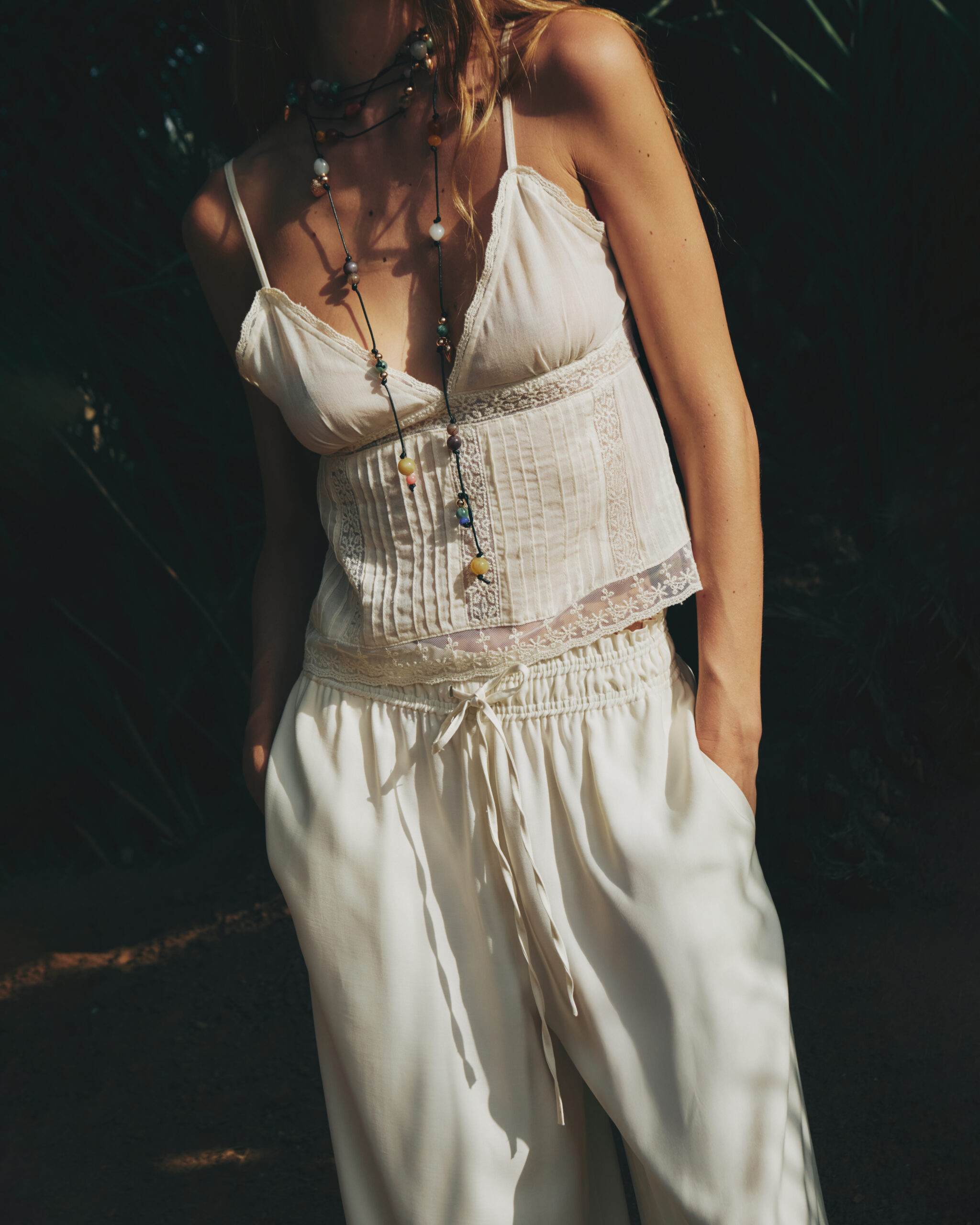 DANTEL DETAYLI ASKILI CROP