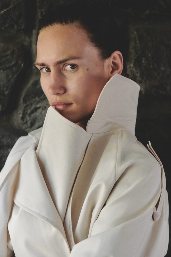 KUŞAKLI KISA TRENÇKOT