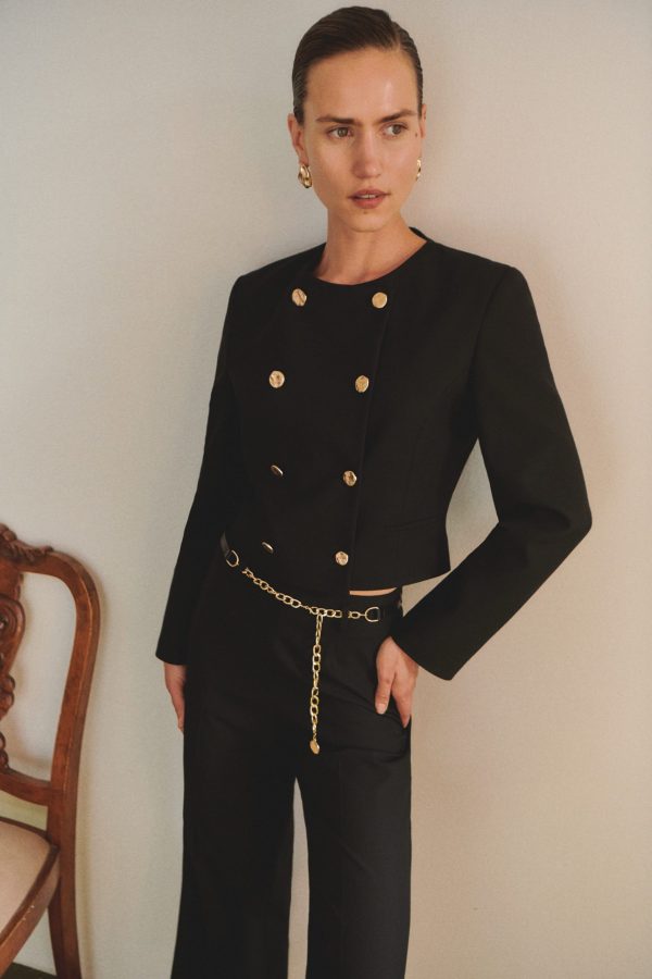 KISA KRUVAZE BLAZER CEKET – ZİNCİRLİ KEMERLİ CROP PANTOLON