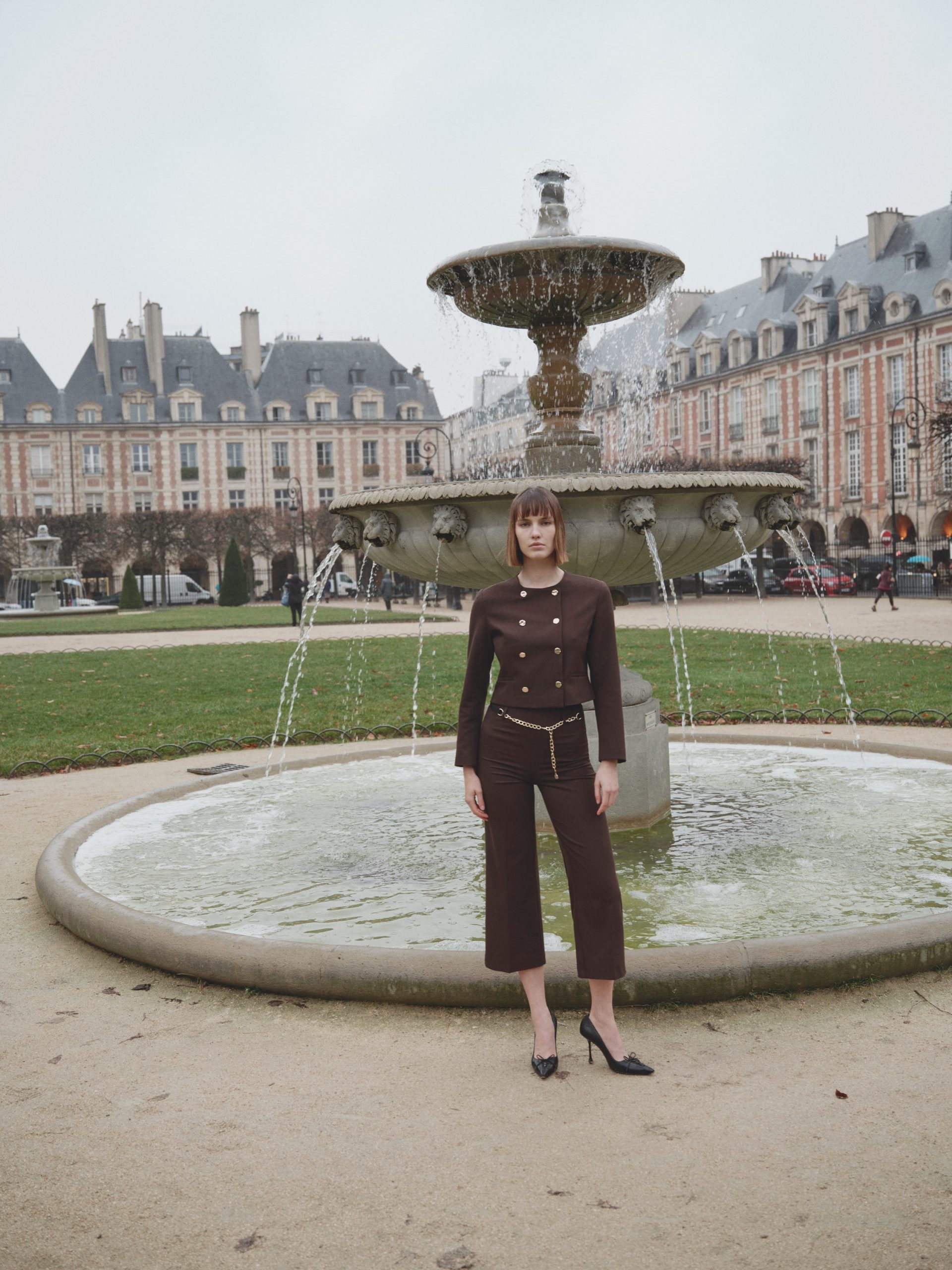 KISA KRUVAZE BLAZER CEKET - ZİNCİRLİ KEMERLİ CROP PANTOLON