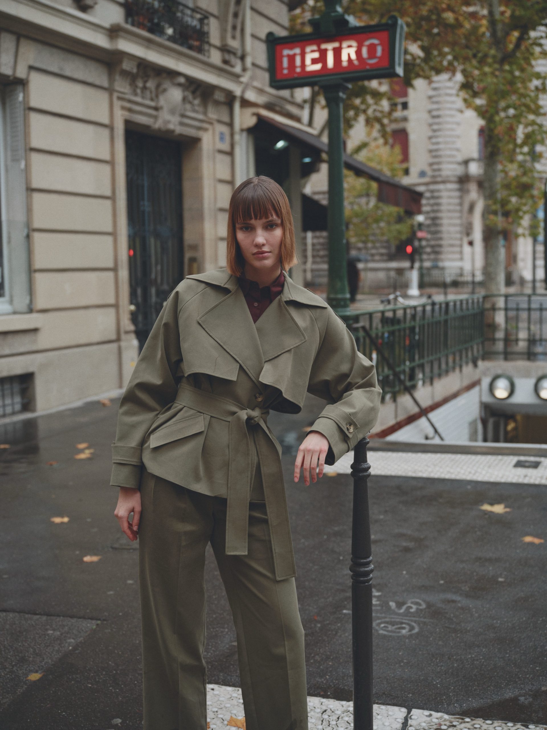 KUŞAKLI KISA TRENÇKOT