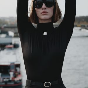 SIRT DEKOLTELİ BODYSUİT