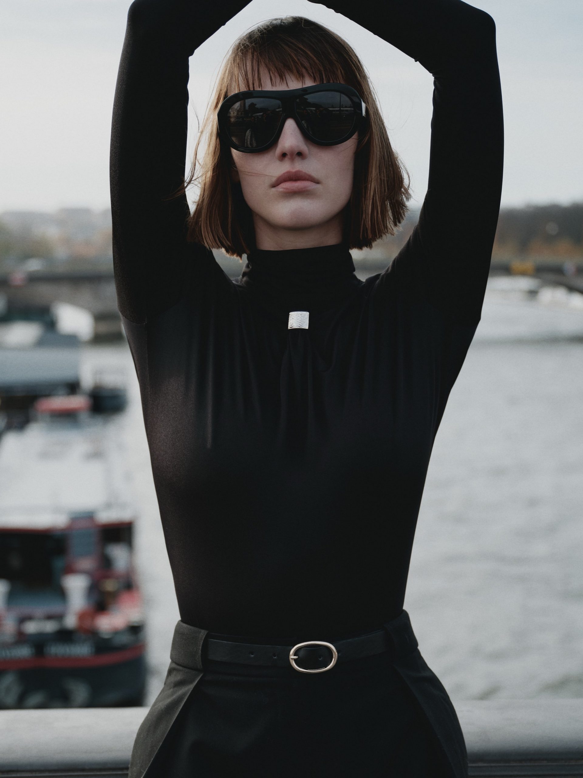 SIRT DEKOLTELİ BODYSUİT