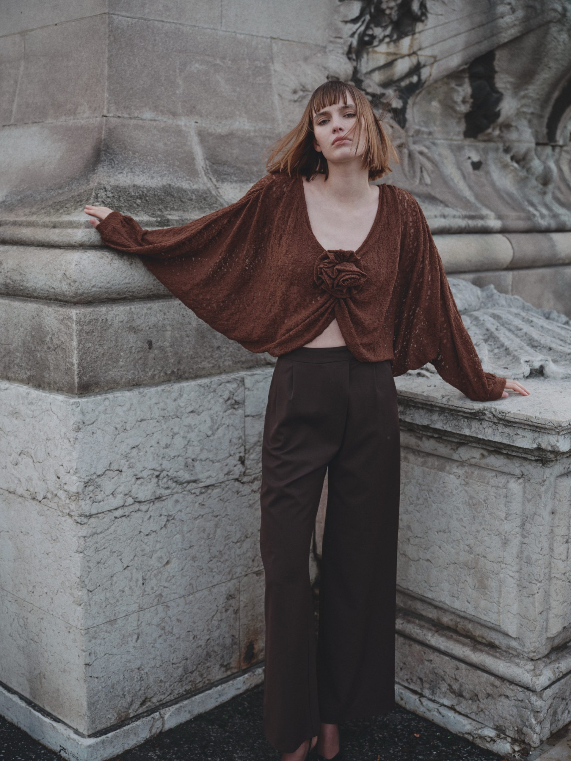 GÜL DETAYLI DANTEL BLUZ