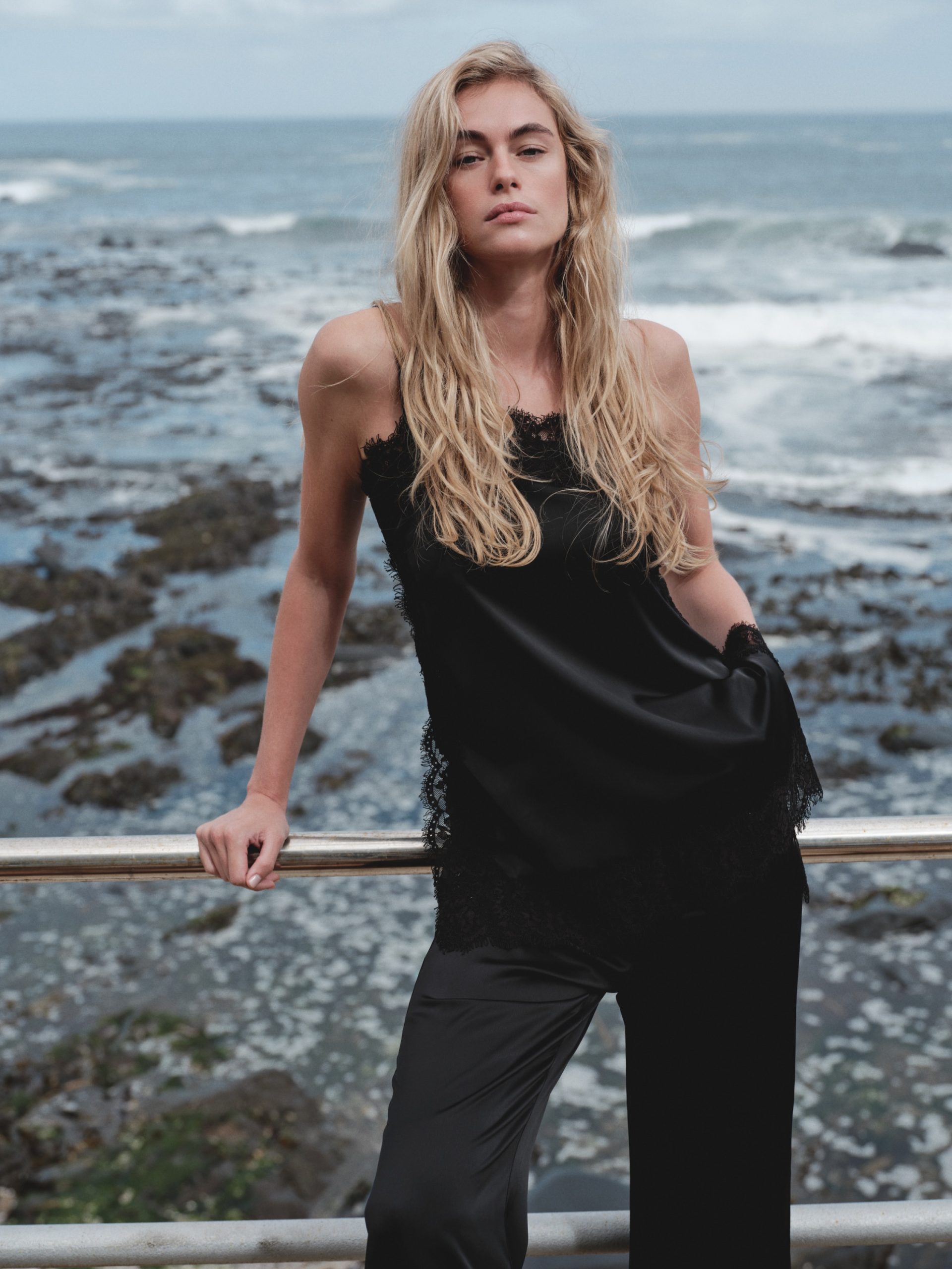 DANTEL DETAYLI SATEN BLUZ-BELİ LASTİKLİ SATEN PANTOLON