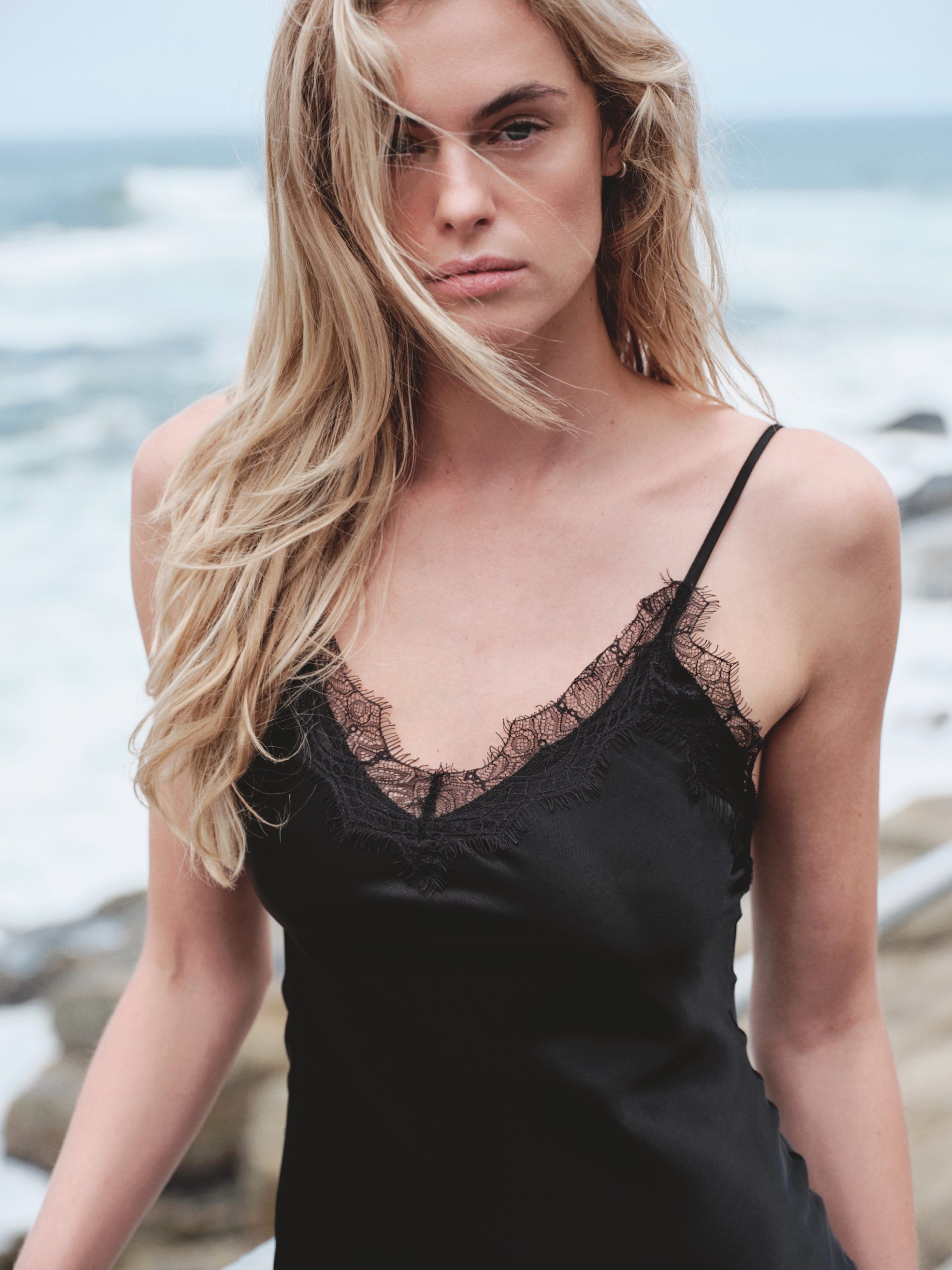 YAKASI DANTEL DETAYLI SATEN ELBİSE